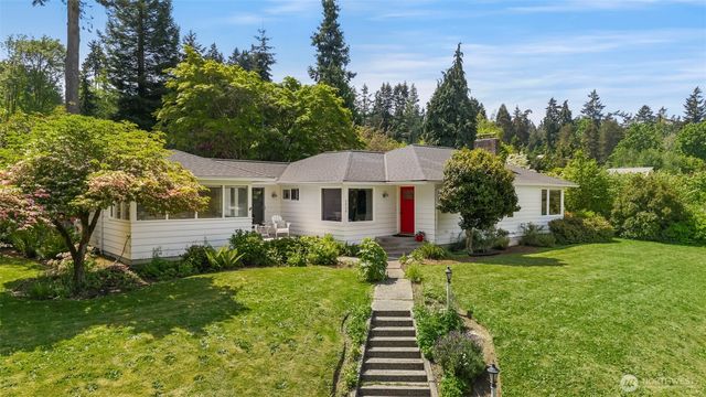 5930 Rose Loop NE, Bainbridge Island, WA 98110
