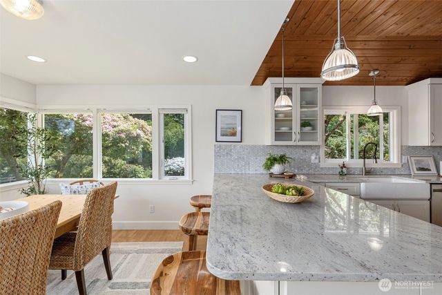 5930 Rose Loop NE, Bainbridge Island, WA 98110