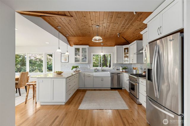 5930 Rose Loop NE, Bainbridge Island, WA 98110