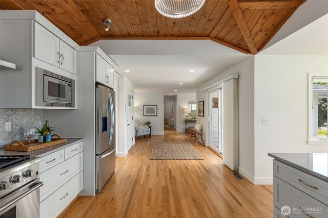 5930 Rose Loop NE, Bainbridge Island, WA 98110