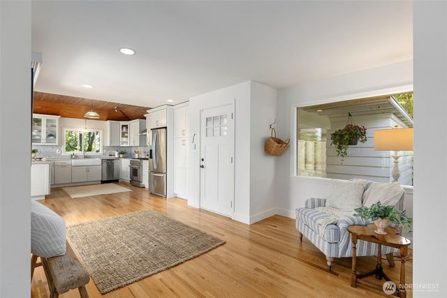 5930 Rose Loop NE, Bainbridge Island, WA 98110
