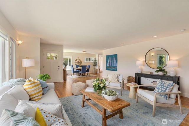 5930 Rose Loop NE, Bainbridge Island, WA 98110