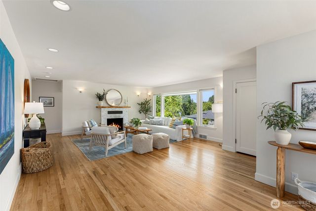 5930 Rose Loop NE, Bainbridge Island, WA 98110