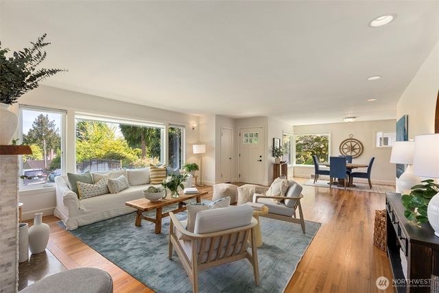 5930 Rose Loop NE, Bainbridge Island, WA 98110