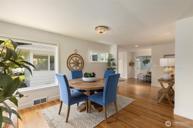 5930 Rose Loop NE, Bainbridge Island, WA 98110
