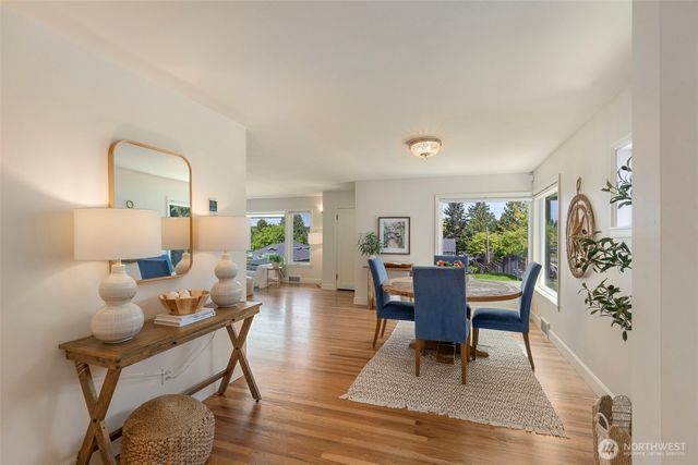 5930 Rose Loop NE, Bainbridge Island, WA 98110