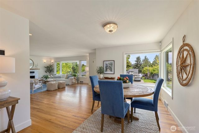 5930 Rose Loop NE, Bainbridge Island, WA 98110