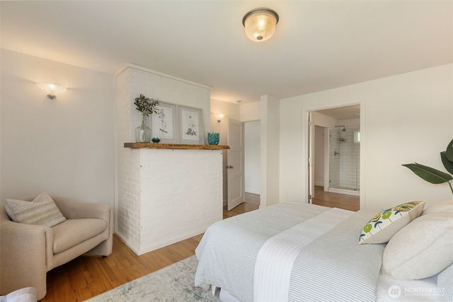 5930 Rose Loop NE, Bainbridge Island, WA 98110