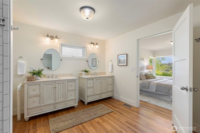 5930 Rose Loop NE, Bainbridge Island, WA 98110