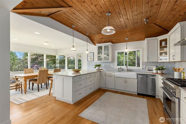 5930 Rose Loop NE, Bainbridge Island, WA 98110