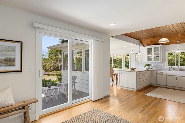 5930 Rose Loop NE, Bainbridge Island, WA 98110