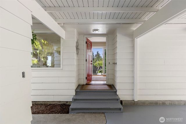 5930 Rose Loop NE, Bainbridge Island, WA 98110