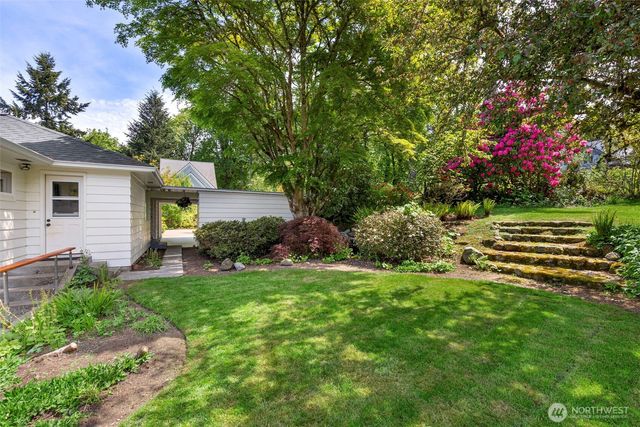 5930 Rose Loop NE, Bainbridge Island, WA 98110