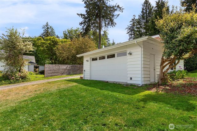 5930 Rose Loop NE, Bainbridge Island, WA 98110