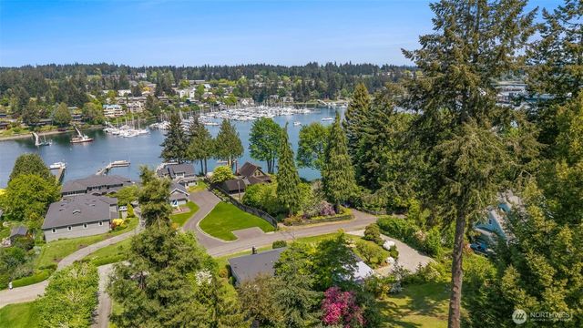 5930 Rose Loop NE, Bainbridge Island, WA 98110