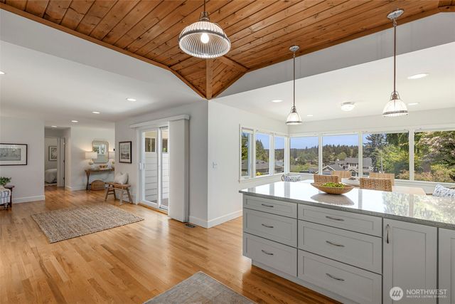 5930 Rose Loop NE, Bainbridge Island, WA 98110
