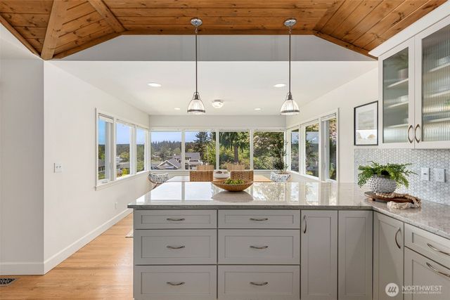 5930 Rose Loop NE, Bainbridge Island, WA 98110
