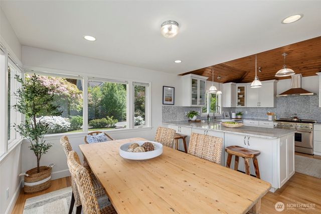 5930 Rose Loop NE, Bainbridge Island, WA 98110