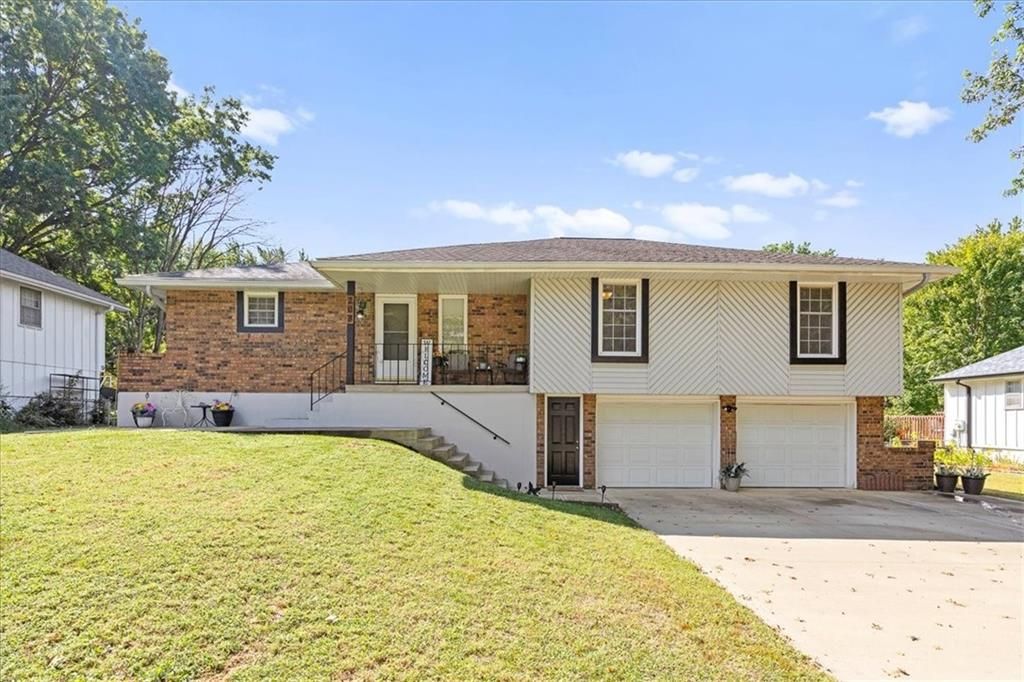 208 SE Mount Vernon Drive, Blue Springs, MO 64014