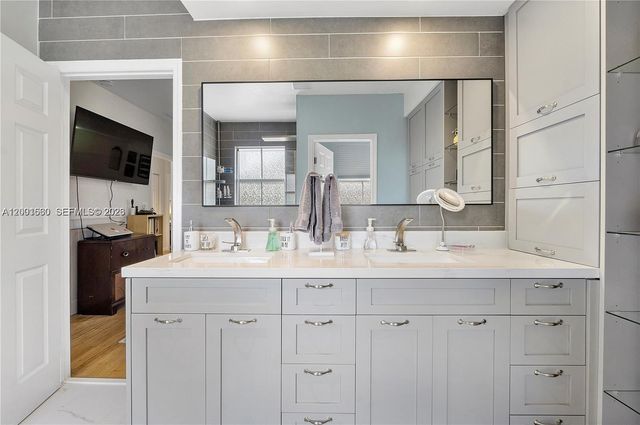 1975 SE 14 St, Homestead, FL 33035