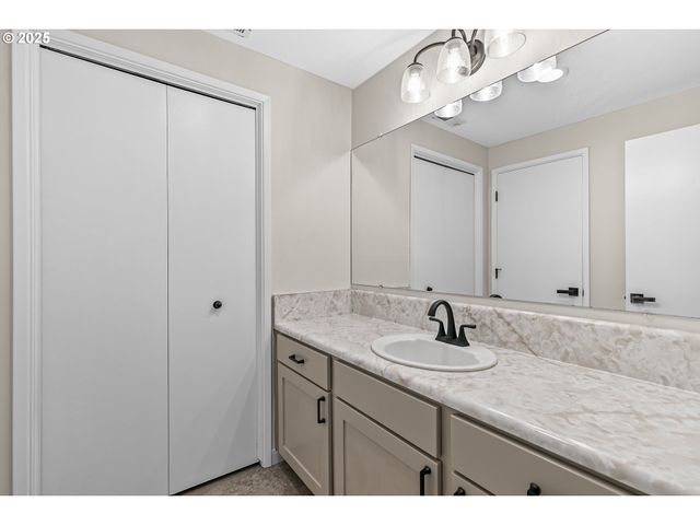 1974 HAMILTON Ln, Grants Pass, OR 97527