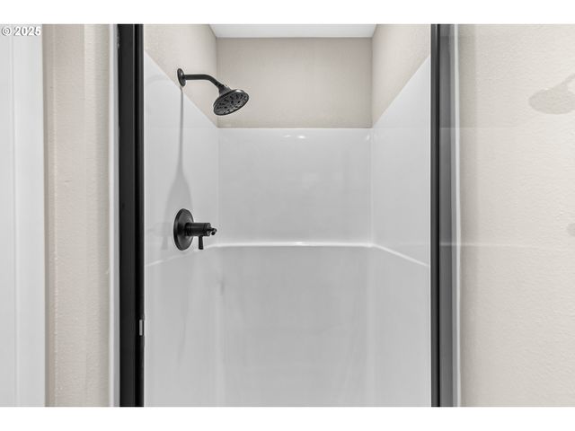 1974 HAMILTON Ln, Grants Pass, OR 97527