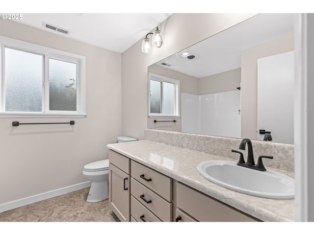 1974 HAMILTON Ln, Grants Pass, OR 97527