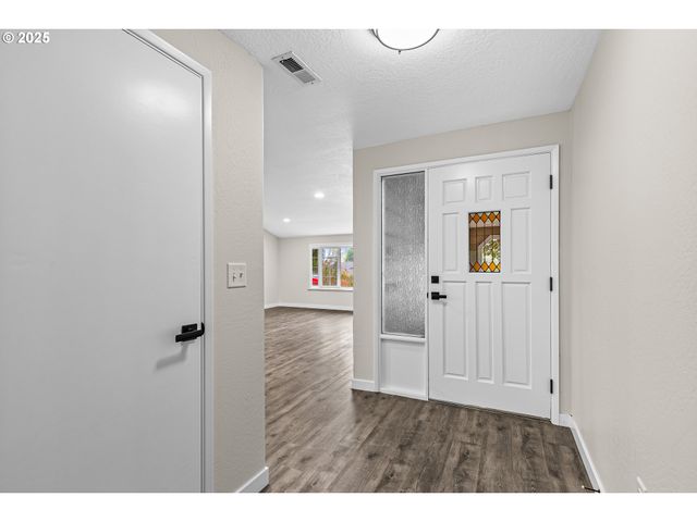 1974 HAMILTON Ln, Grants Pass, OR 97527