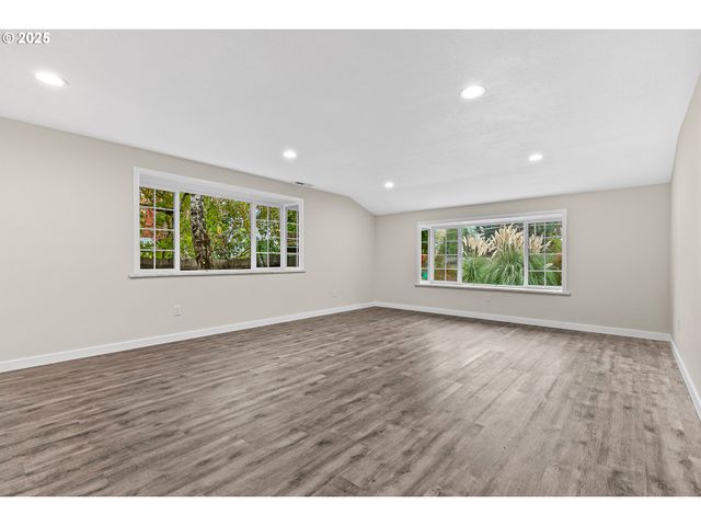 1974 HAMILTON Ln, Grants Pass, OR 97527