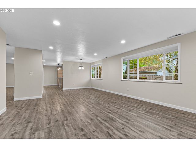 1974 HAMILTON Ln, Grants Pass, OR 97527