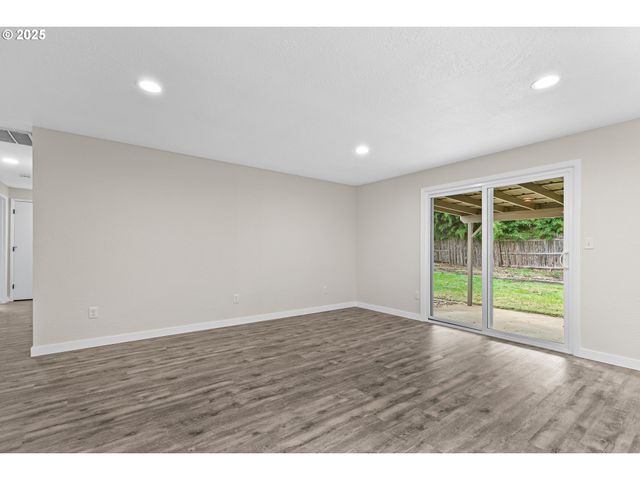 1974 HAMILTON Ln, Grants Pass, OR 97527