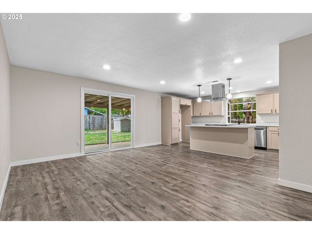 1974 HAMILTON Ln, Grants Pass, OR 97527