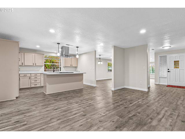 1974 HAMILTON Ln, Grants Pass, OR 97527