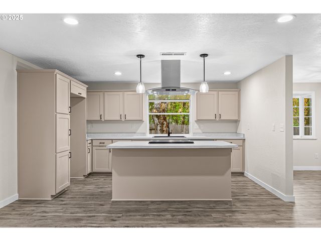 1974 HAMILTON Ln, Grants Pass, OR 97527