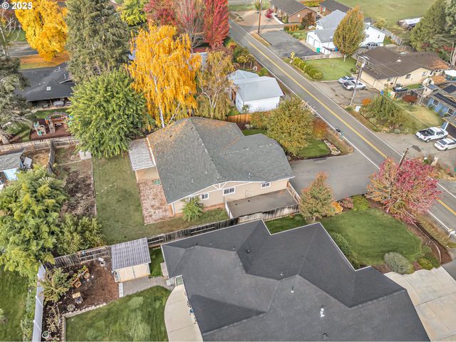 1974 HAMILTON Ln, Grants Pass, OR 97527