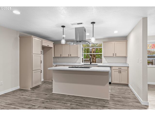 1974 HAMILTON Ln, Grants Pass, OR 97527