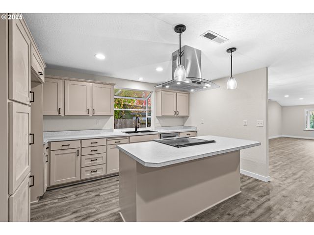 1974 HAMILTON Ln, Grants Pass, OR 97527