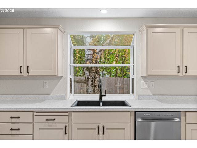 1974 HAMILTON Ln, Grants Pass, OR 97527