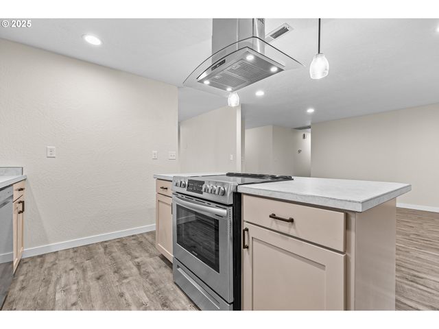 1974 HAMILTON Ln, Grants Pass, OR 97527