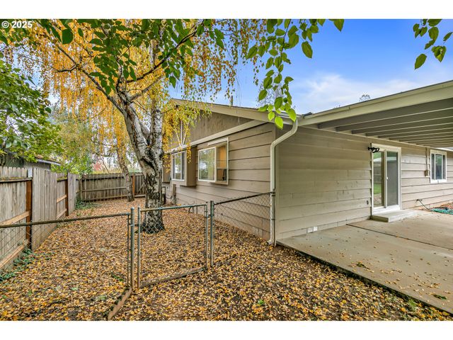 1974 HAMILTON Ln, Grants Pass, OR 97527