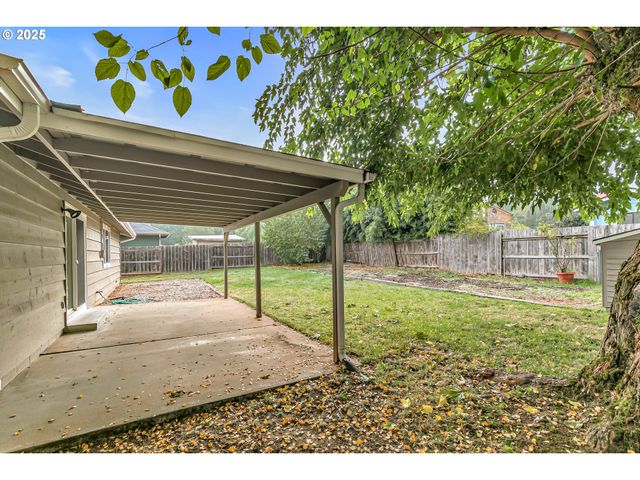 1974 HAMILTON Ln, Grants Pass, OR 97527