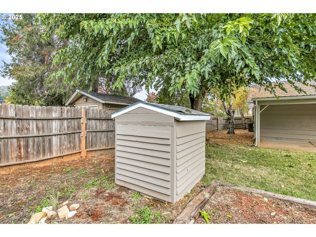 1974 HAMILTON Ln, Grants Pass, OR 97527