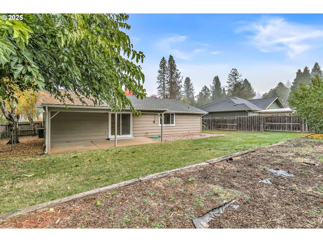 1974 HAMILTON Ln, Grants Pass, OR 97527