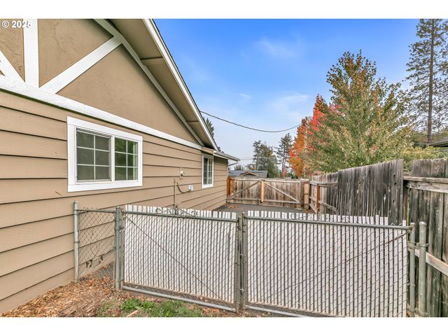 1974 HAMILTON Ln, Grants Pass, OR 97527