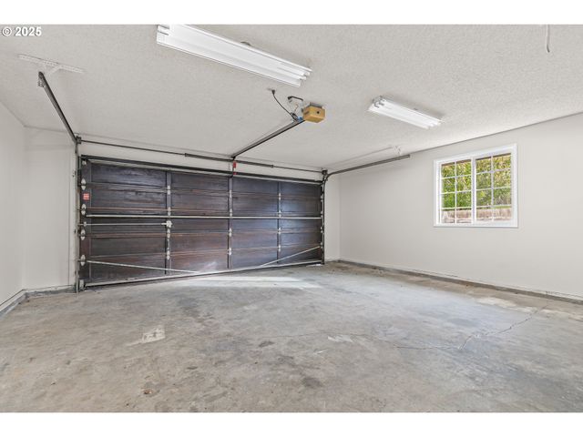 1974 HAMILTON Ln, Grants Pass, OR 97527