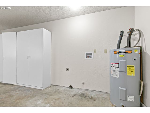 1974 HAMILTON Ln, Grants Pass, OR 97527