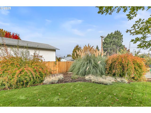 1974 HAMILTON Ln, Grants Pass, OR 97527