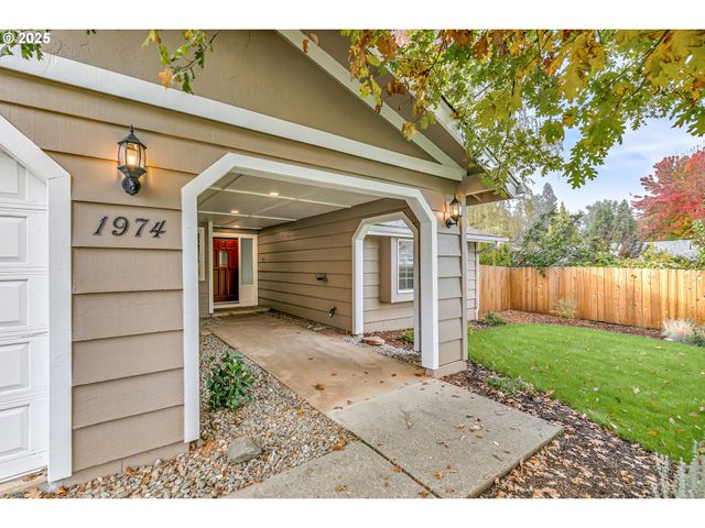 1974 HAMILTON Ln, Grants Pass, OR 97527