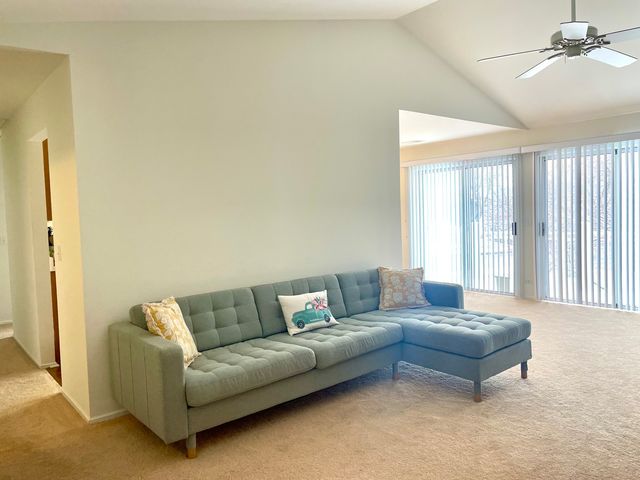 20 Ashburn Court W2, Schaumburg, IL 60193