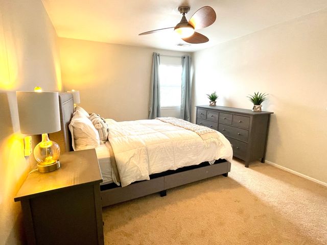 20 Ashburn Court W2, Schaumburg, IL 60193